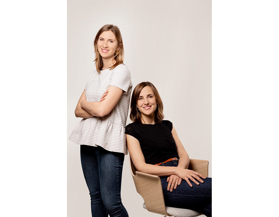 Portrait d'un duo de femme style corporate en studio