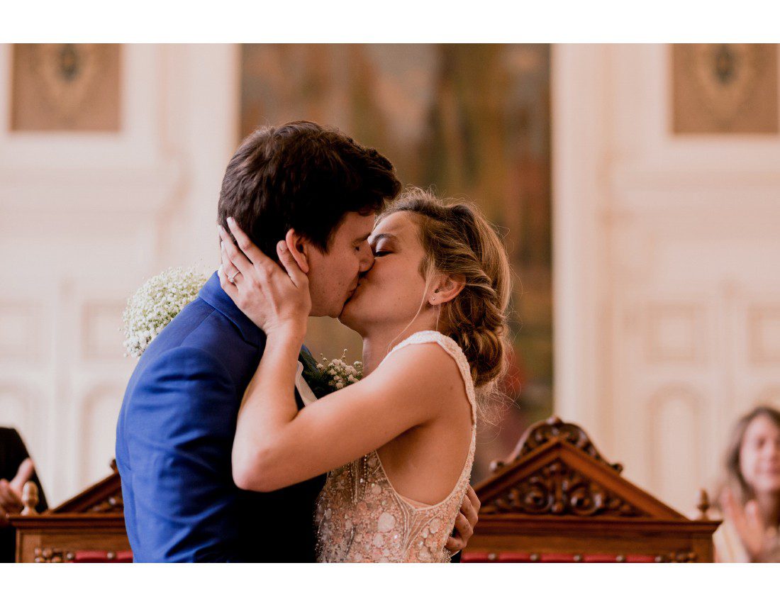 Couple qui s'embrasse, mairie du 10e, paris.