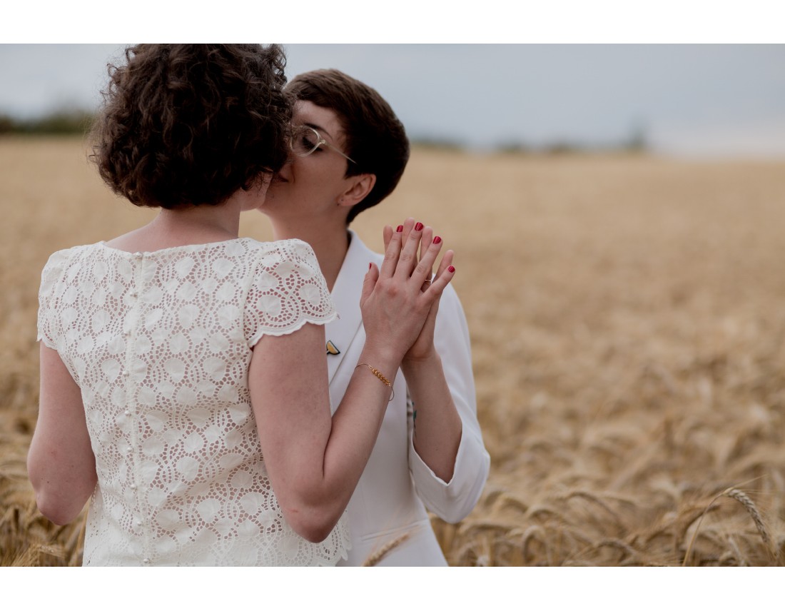 Couple de femmes dans champ de blé, mariage lesbien