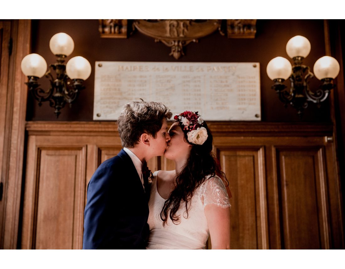 Couple s'embrassant lors de leur ceremonie de mariage a la mairie de St Ouen.