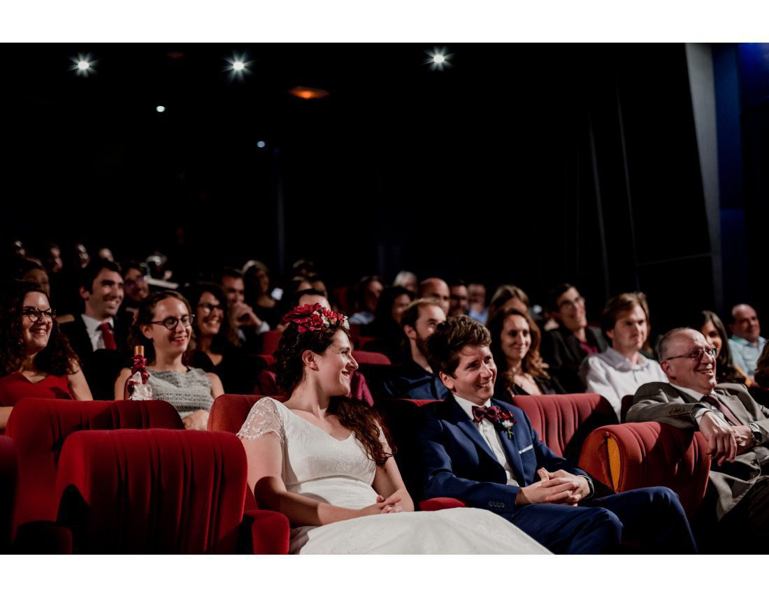Mariage à St Ouen, à Commune Image, mariés dans le cinéma qui rient pendant les discours.
