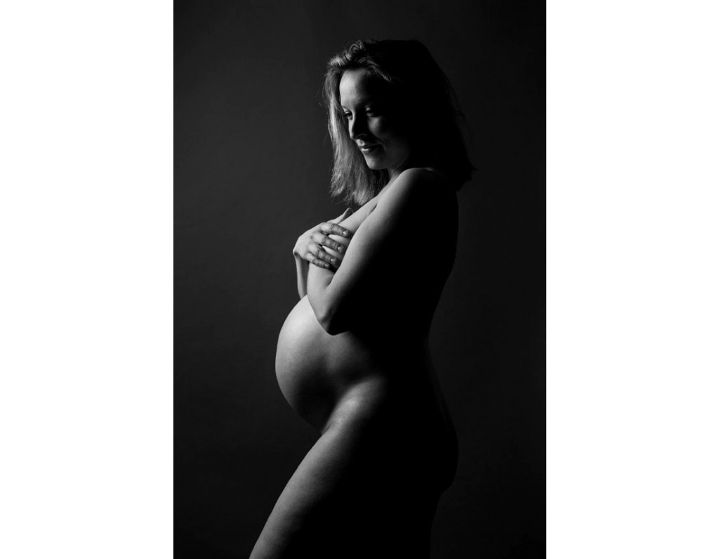 Portrait d'une femme enceinte nue grossesse en studio