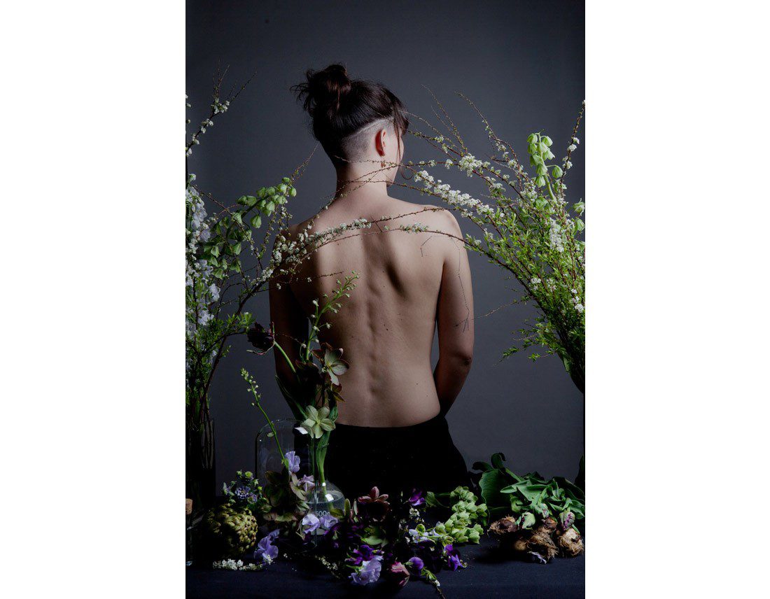 Femme de dos avec fleurs