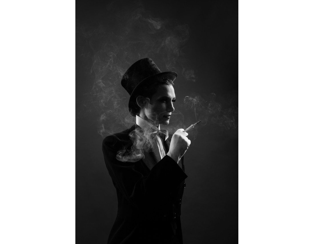 Femme habillée style années 20 et cigarette