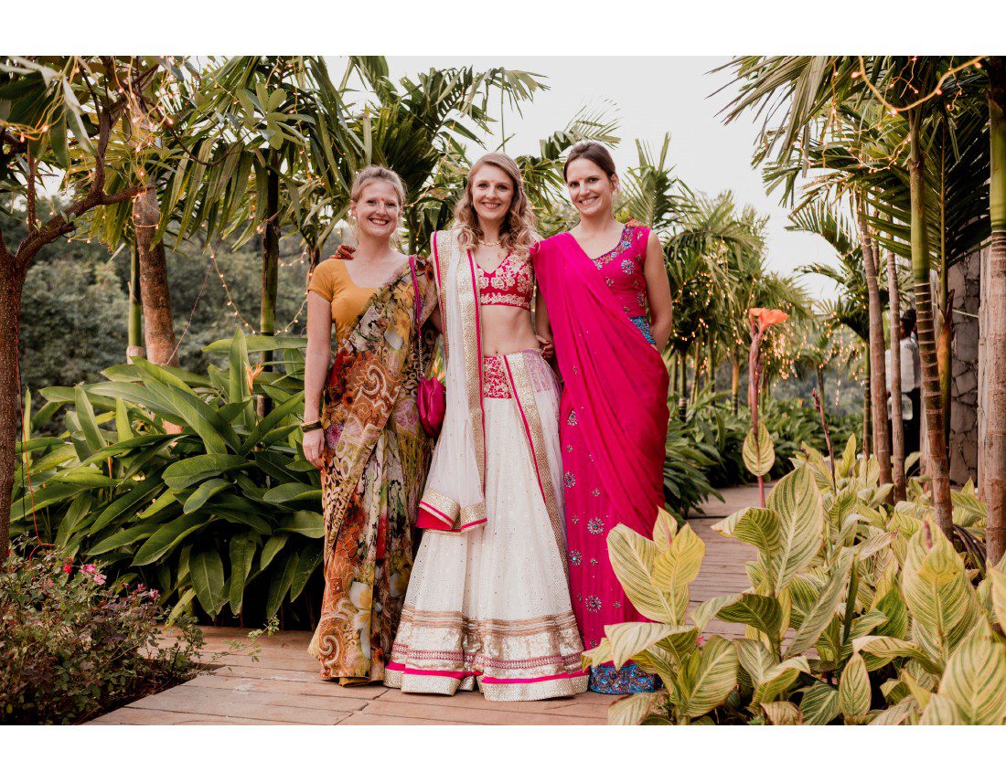 La mariée et ses soeurs en saris.