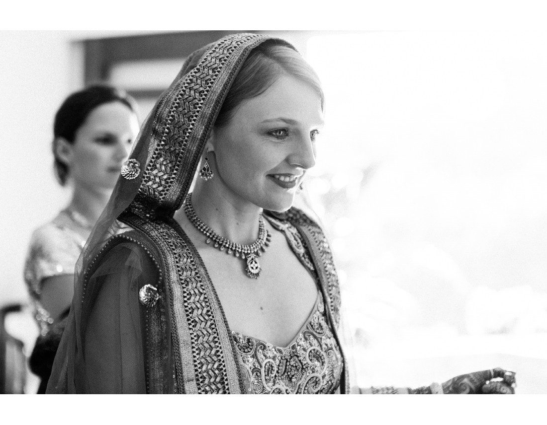 Mariée occidentale en tenue de ceremonie traditionelle indienne.
