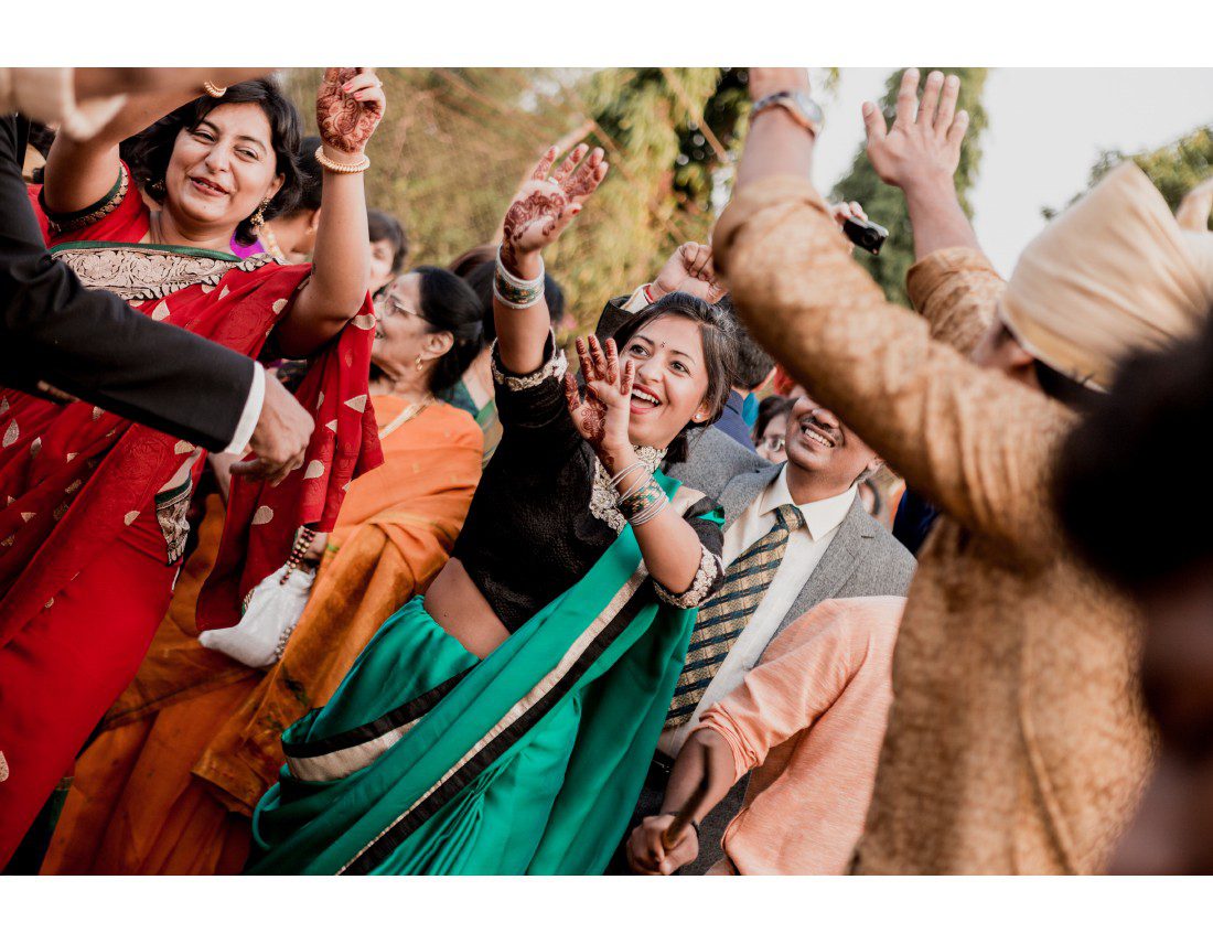Invitée qui danse a un mariage en Inde.