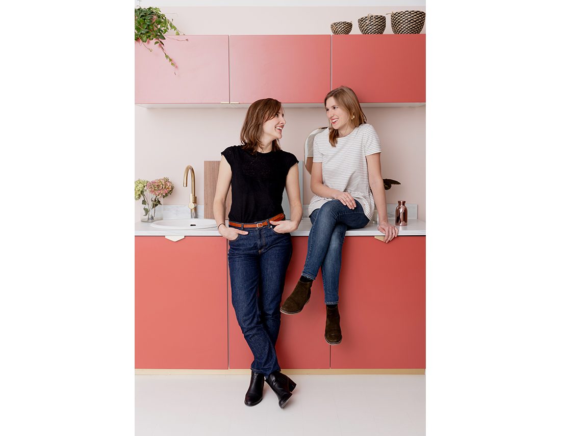 Portrait d'un duo de femme devant cuisine corporate lifestyle