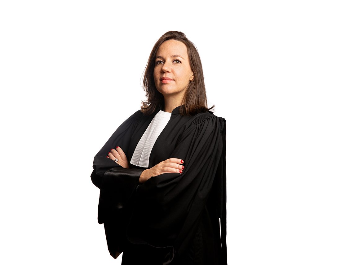 Portrait d'une avocate dans sa robe style corporate en studio
