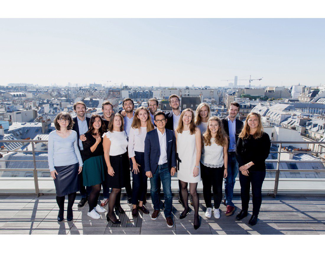 Portrait de groupe sur un toit parisien avec vue sur Paris