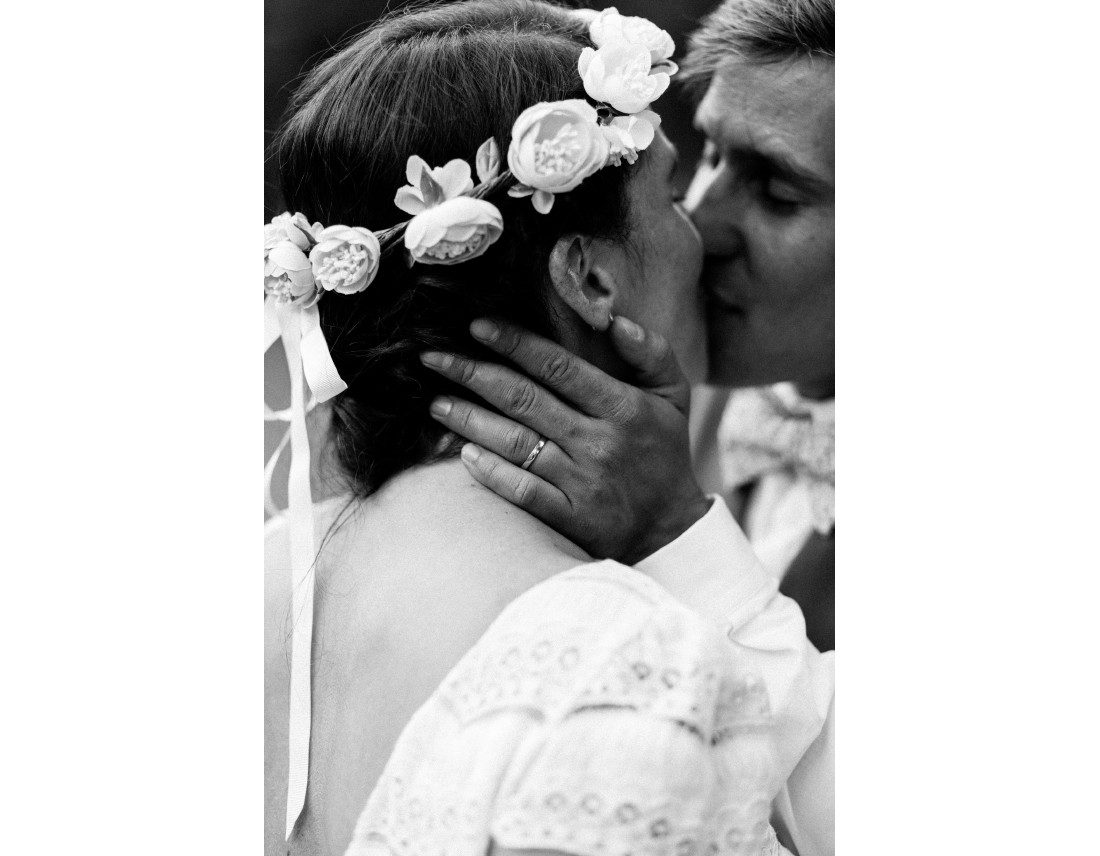Mariés s'embrassant, couronne de fleur laure de sagazan.