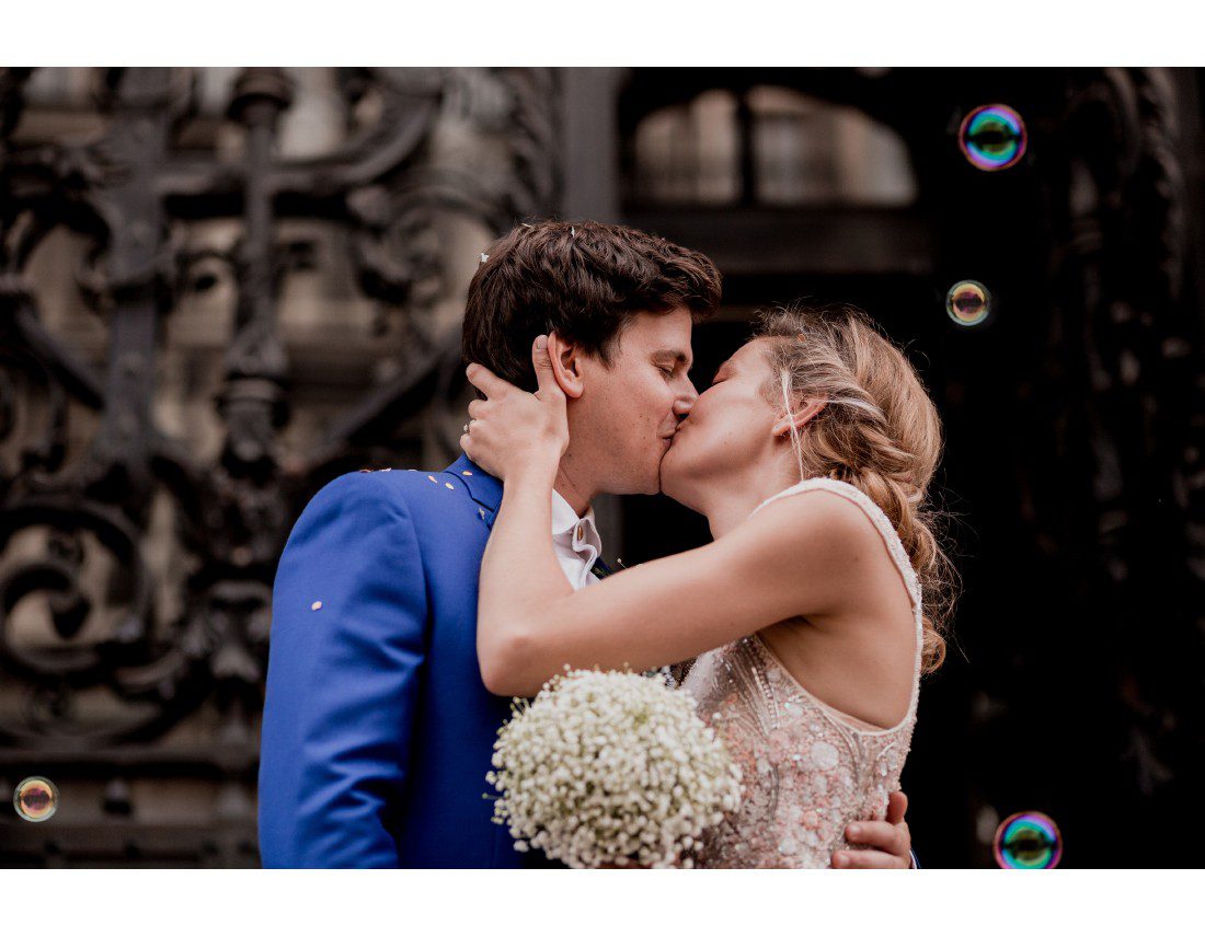 Couple qui s'embrasse bulles