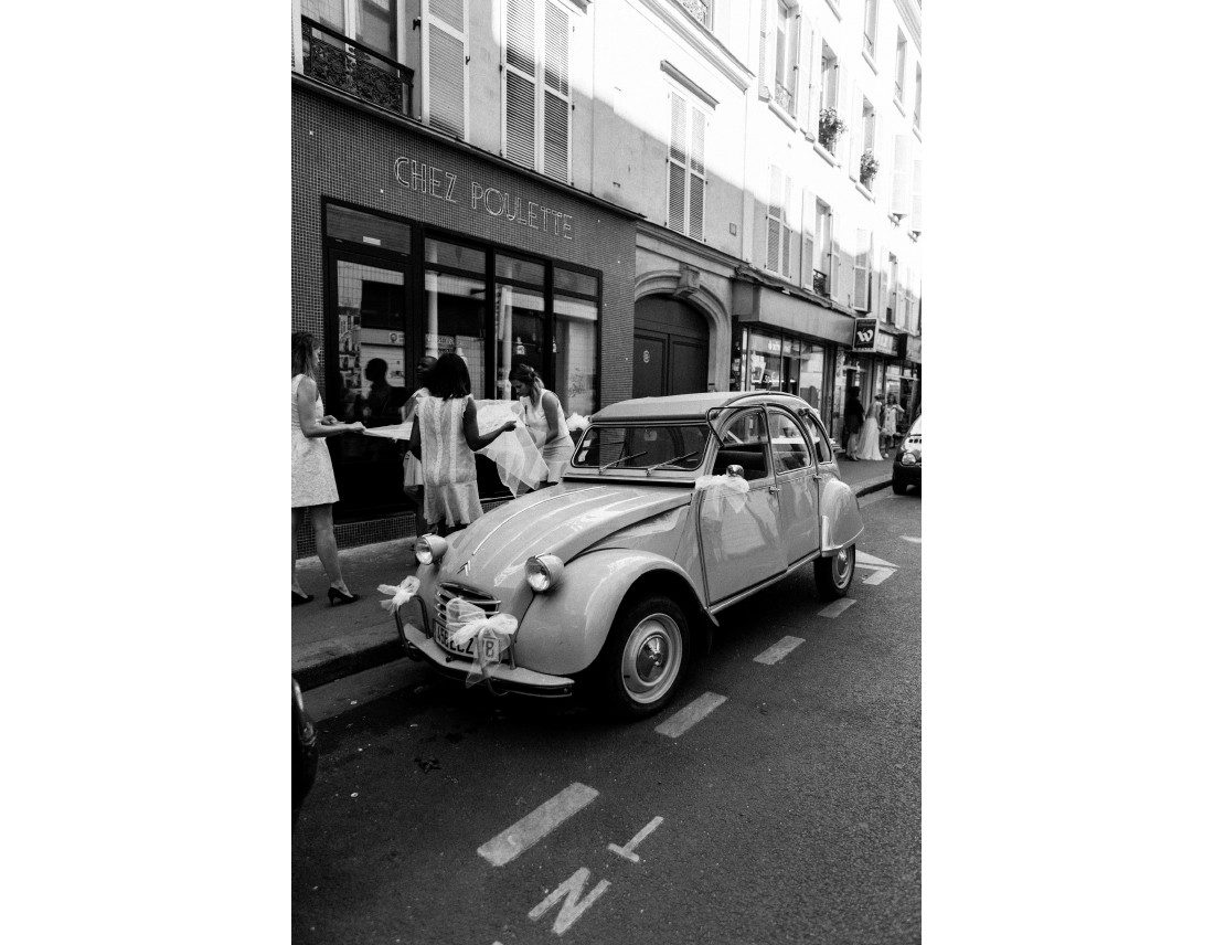 Voiture des mariés, garée dans une rue du 10e arr, de Paris.