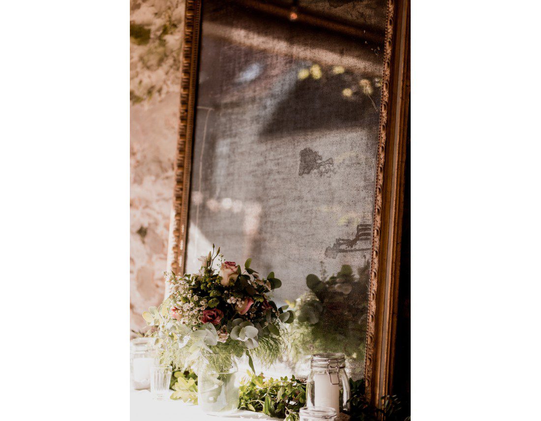 Vieux miroir et fleurs pour decoration de mariage