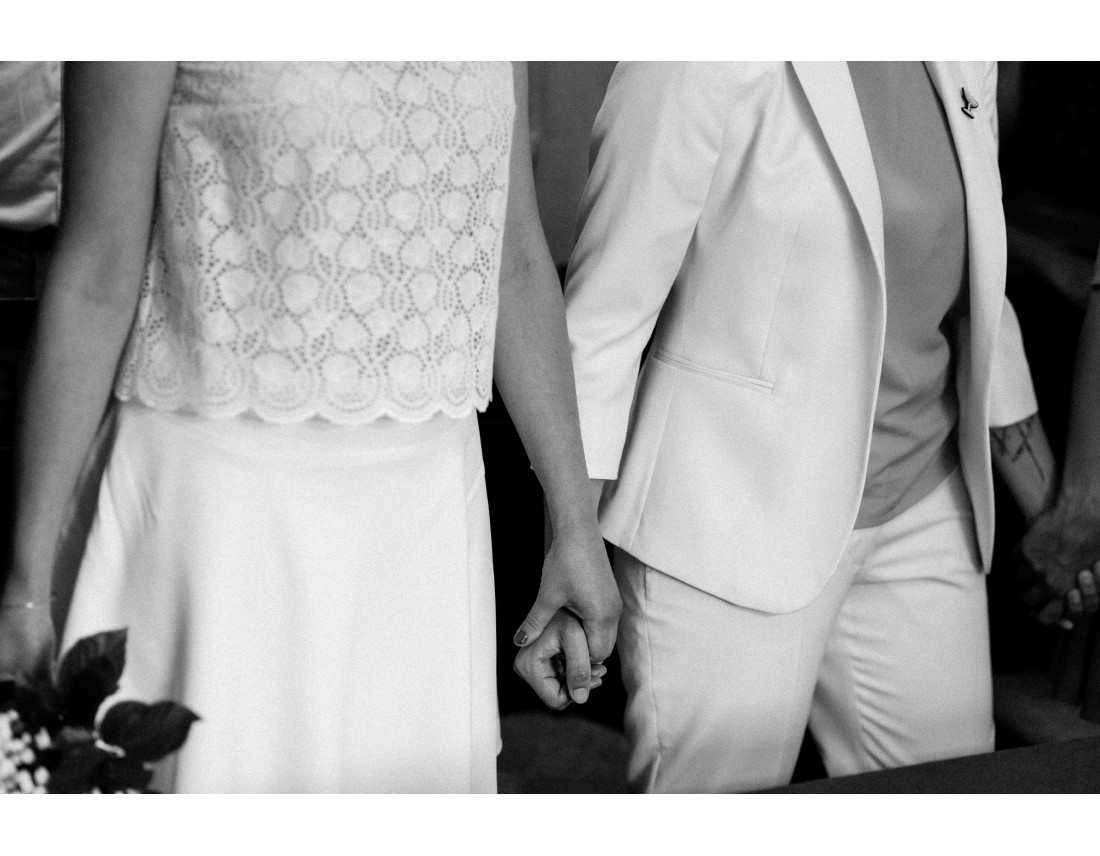 Mains se tenant pendant la ceremonie civile, mariage lesbien..