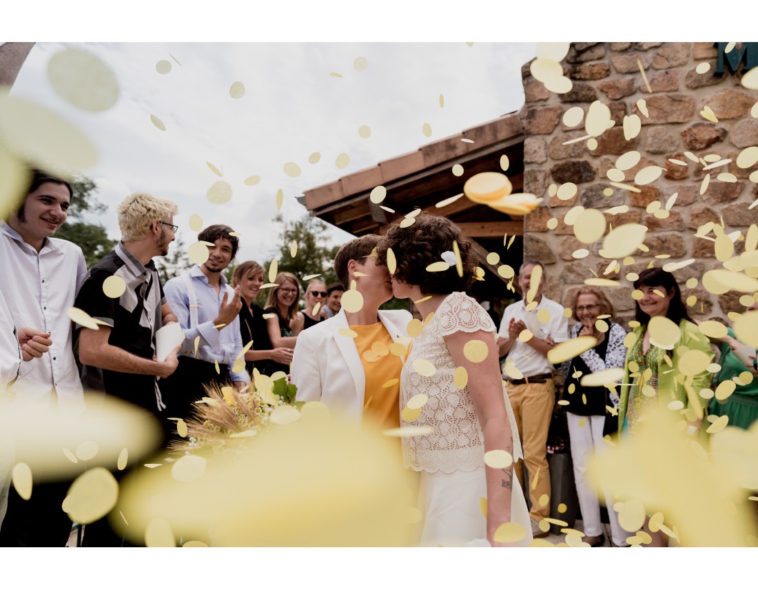 Pluie de confettis jaunes a la sortie de mairie, mariage lesbien.