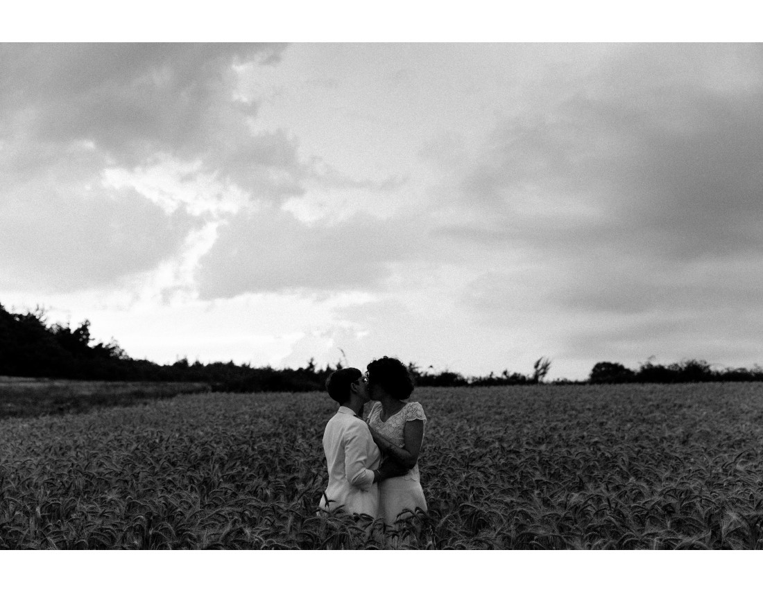 Couple de femmes dans champ de blé, mariage lesbien