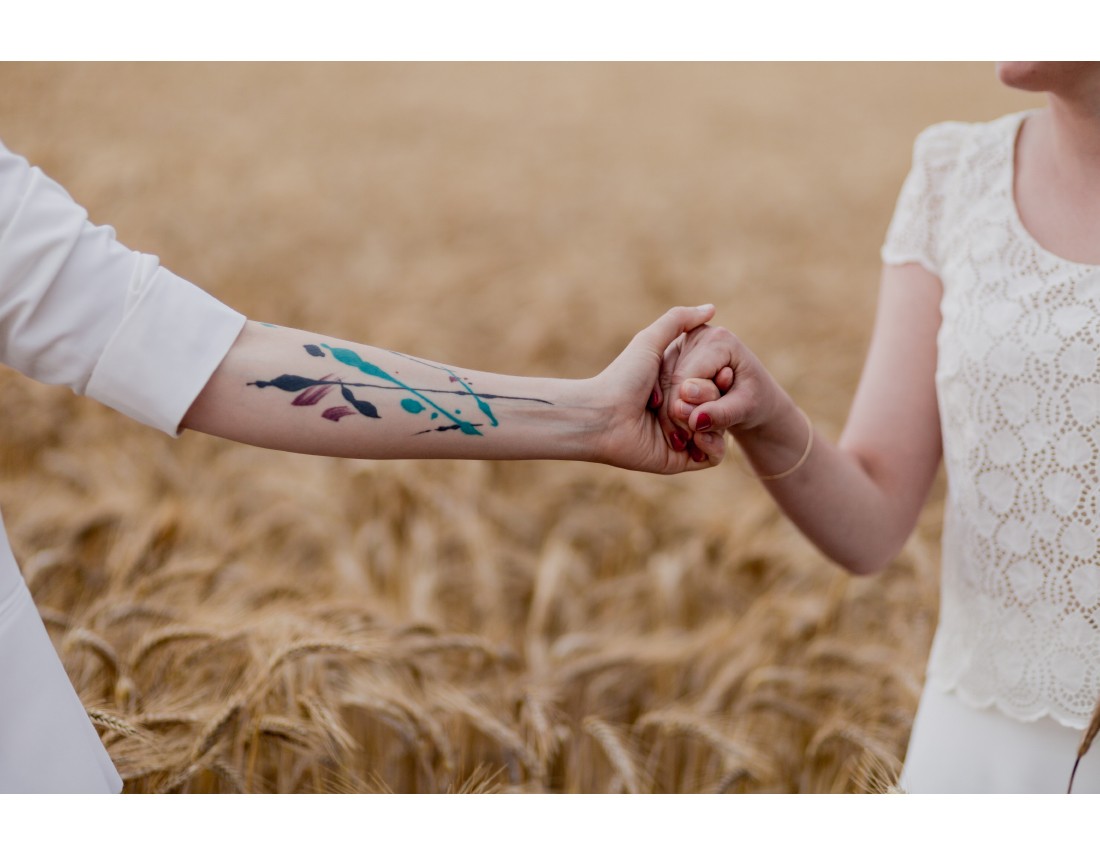 Tatouage sur le bras, Couple de femmes dans champ de blé, mariage lesbien