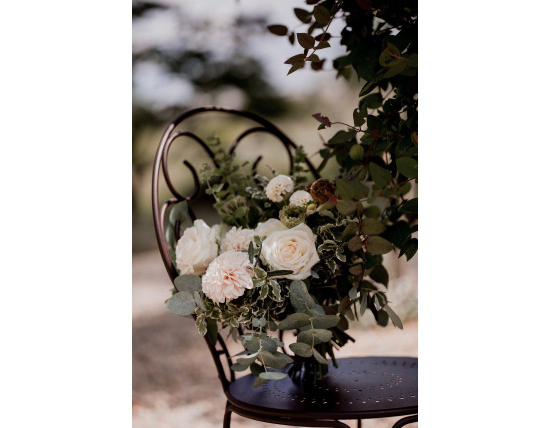 Bouquet de la mariée sur uen chaise en fer forgé