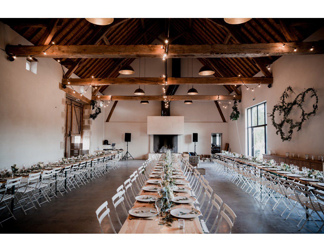 Grandes tablées pour repas dans la salle de mariage au domaine de toury, décorée par les fleuristes: Florésie et Lovinconcept