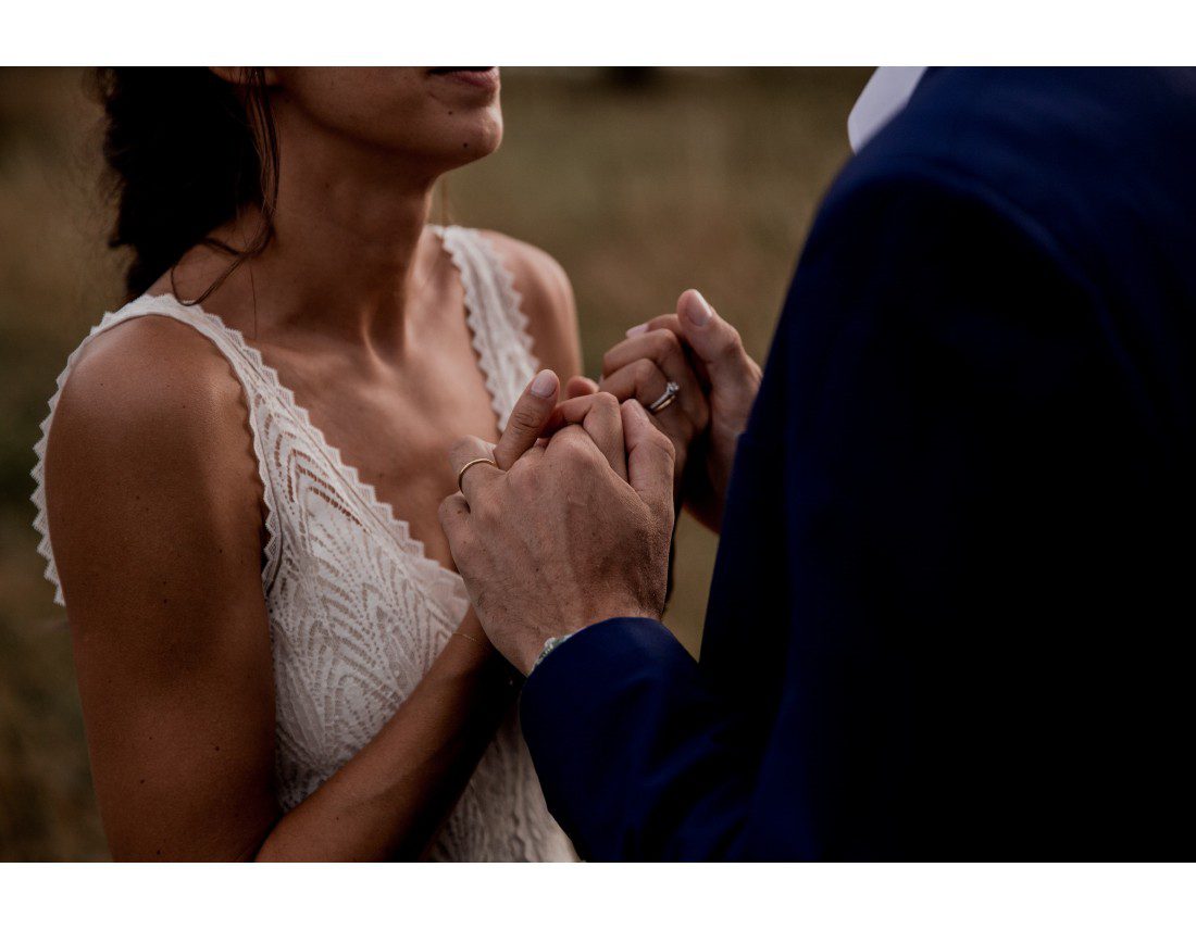 Mains qui se tiennent pendant un mariage.