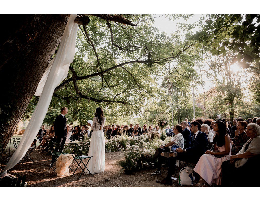 Ceremonique laique sous arbre centenaire.