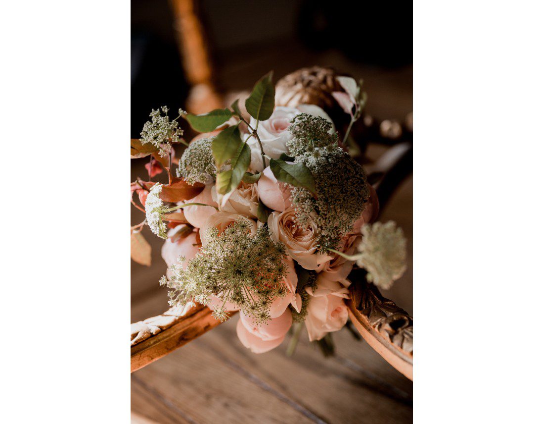 Bouquet de la mariée avec des roses et pivoines.