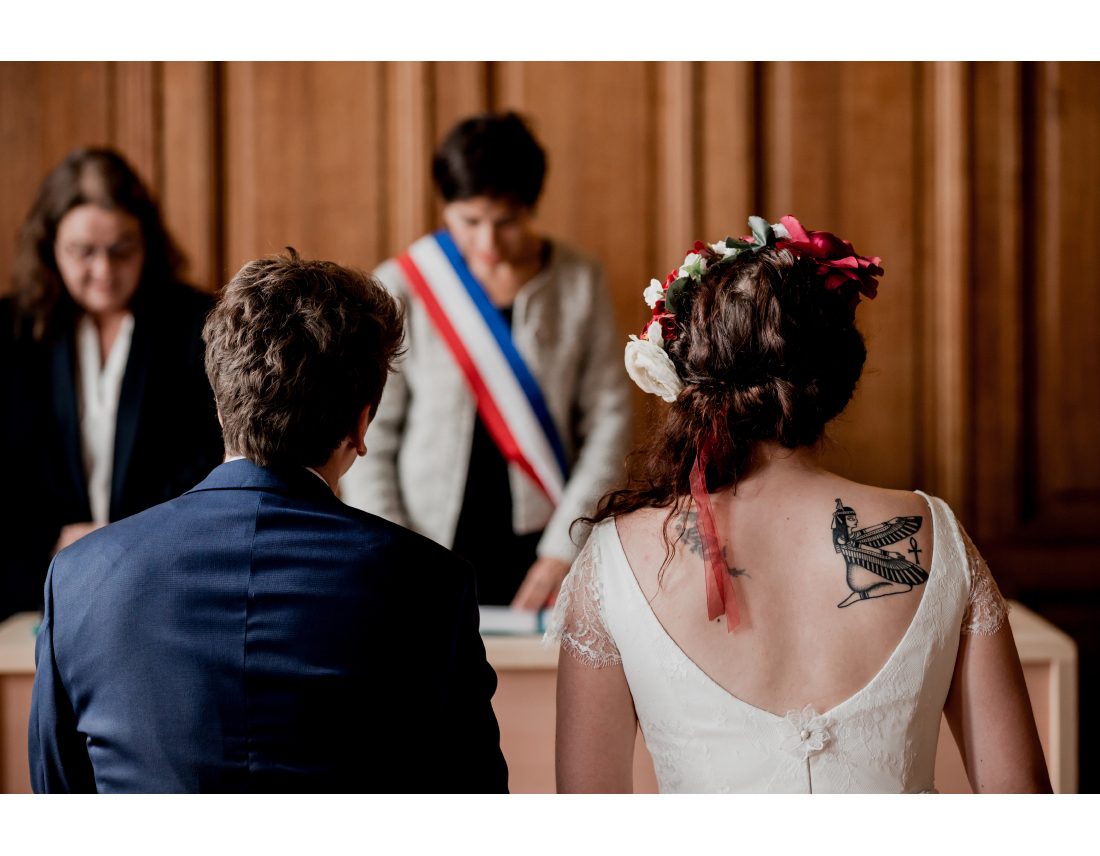 Couple de dos (tatoué) lors de leur ceremonie de mariage a la mairie de St Ouen.