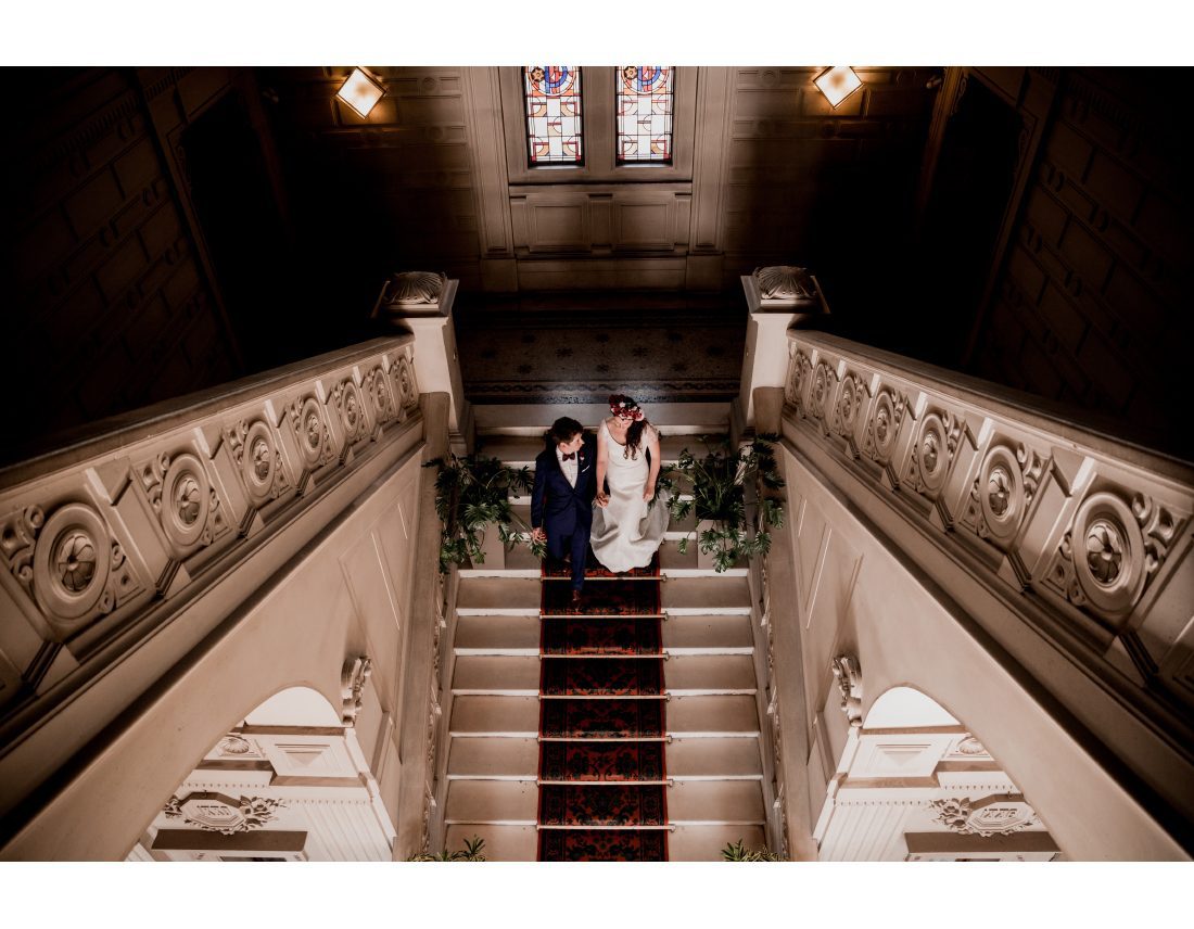 Couple dans le grand escalier de la mairie de St Ouen