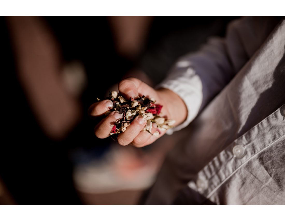 Main d'enfant pleine de confettis lors d'un mariage à St Ouen