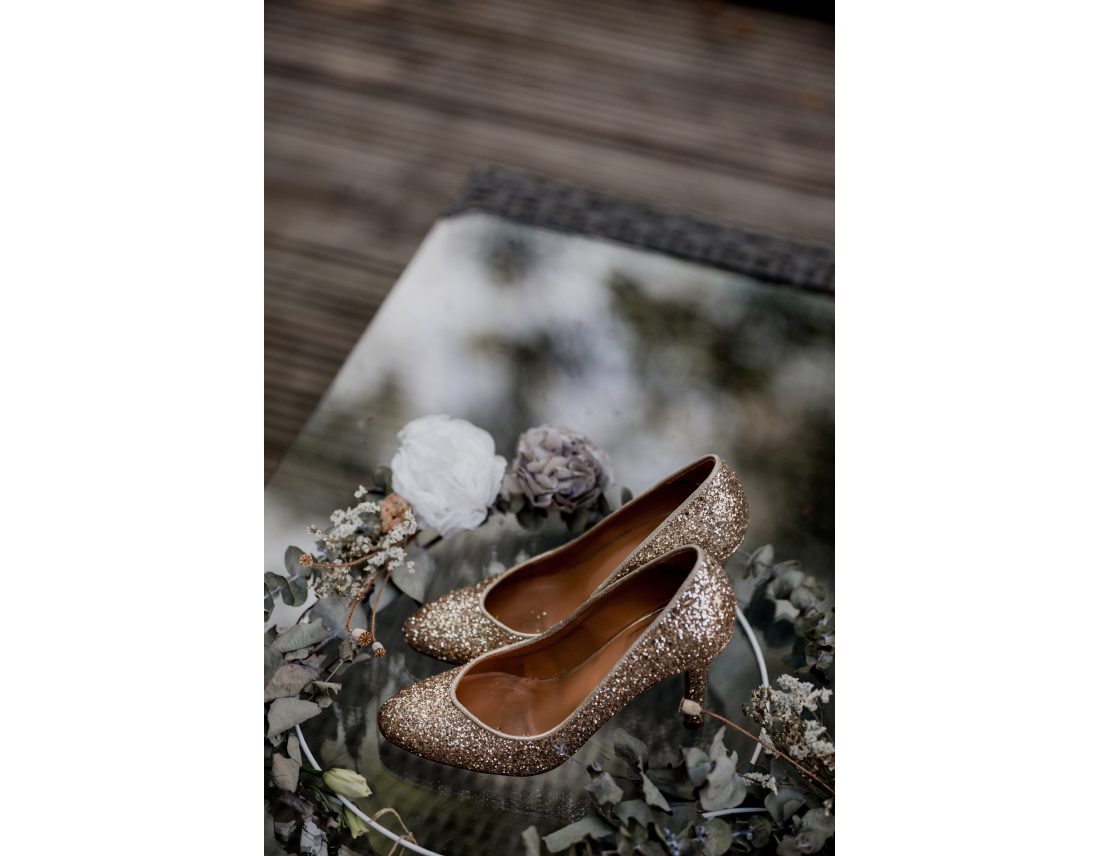 Chaussures de la mariée avec paillettes et fleurs