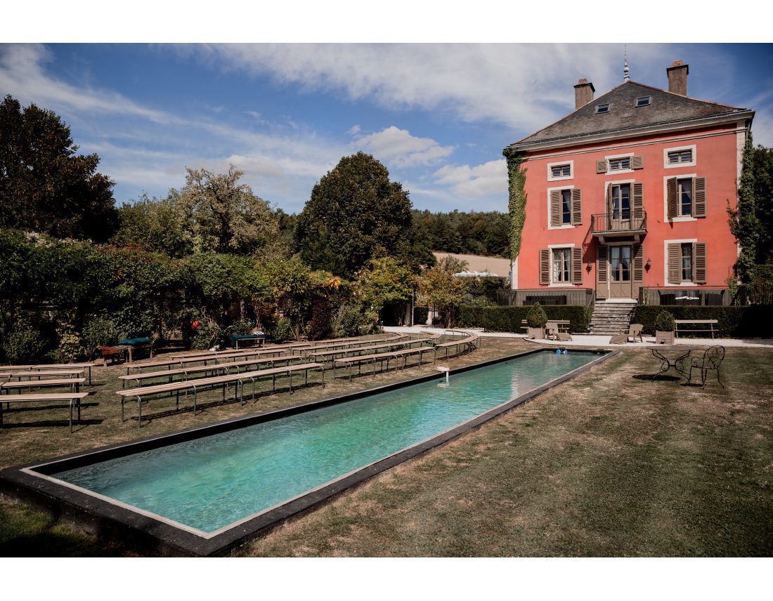 Chateau de Courban et sa piscine.