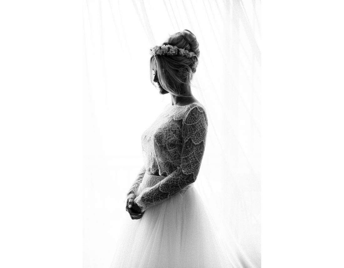 Mariée de profil en n&b, prête, robe en dentelle Rosa Clara.