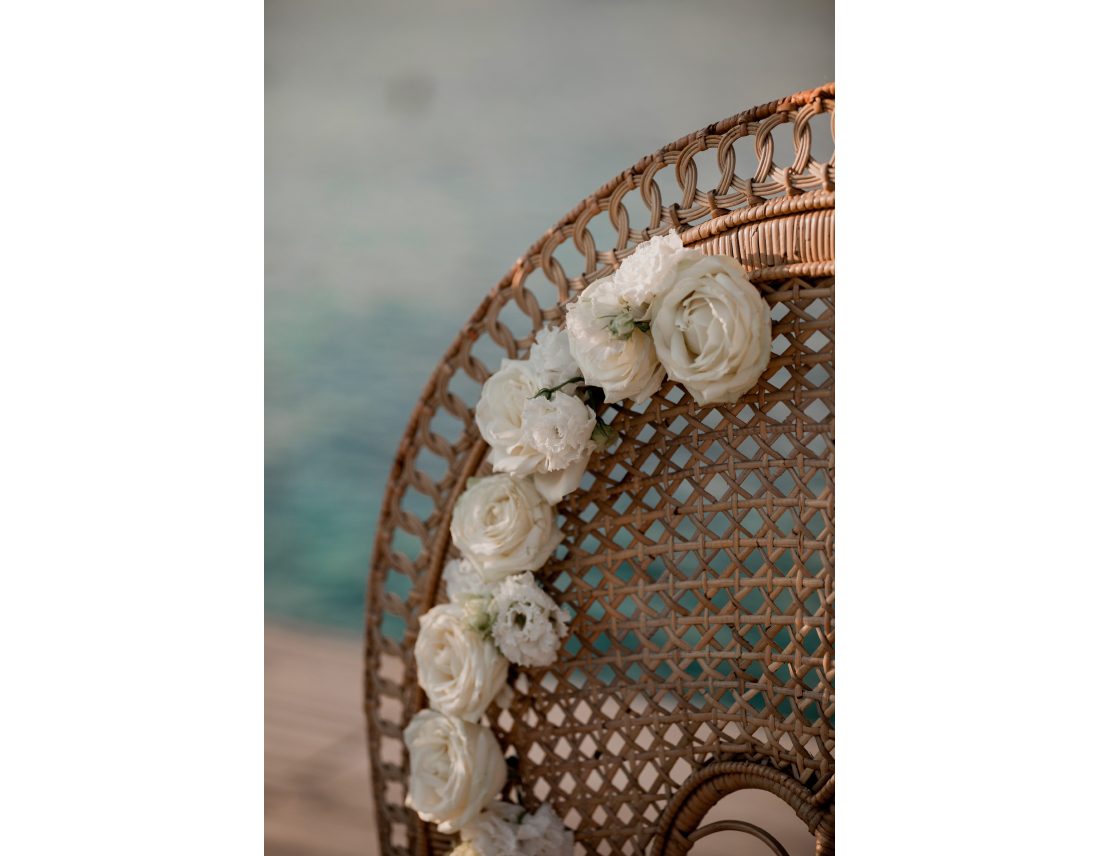 Roses et lysianthus decorant les fauteuils des mariés.