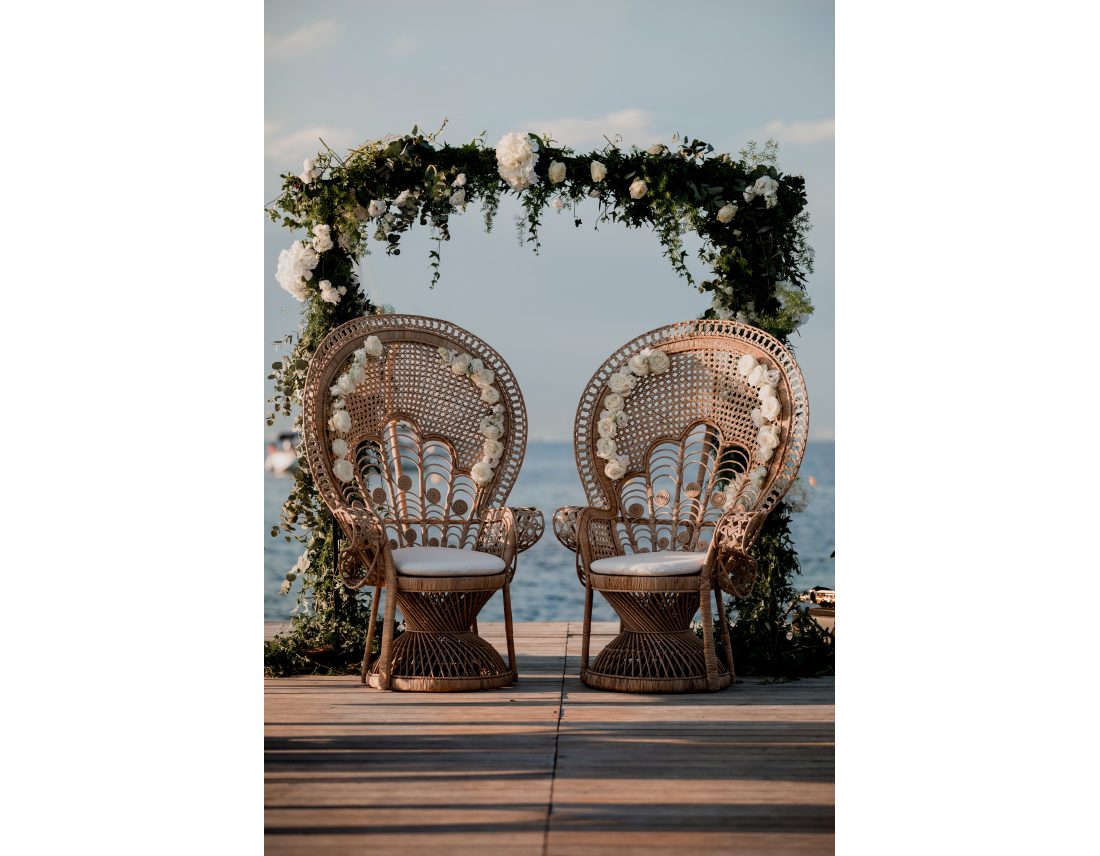 Deux fauteuils emmanuelle magnifique avec des roses pour ceremonie laique.