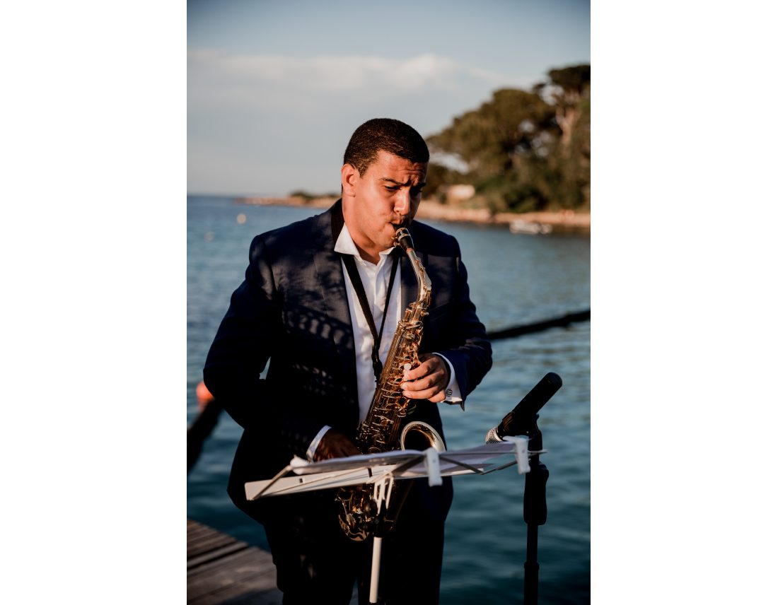 Joueur de saxophone pendant une ceremonqiue laique.