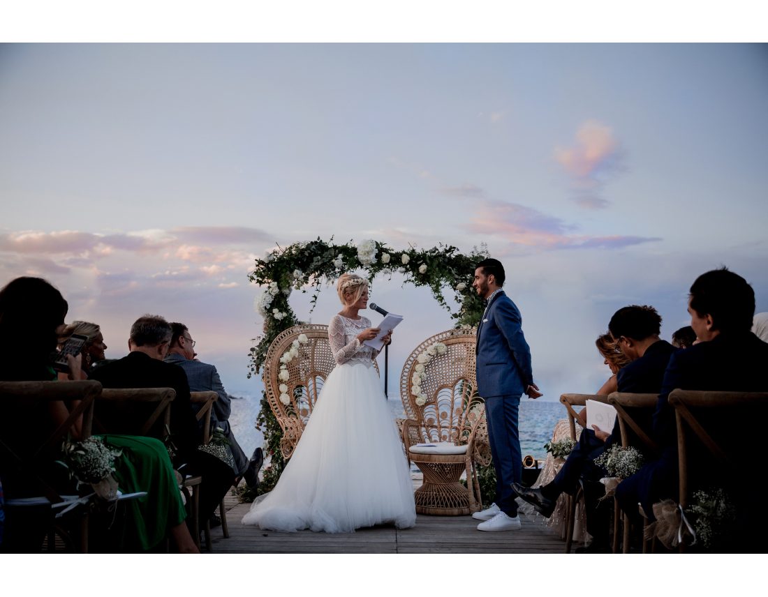 Ceremonie de mariage sur un ponton au crepuscule à Nice.