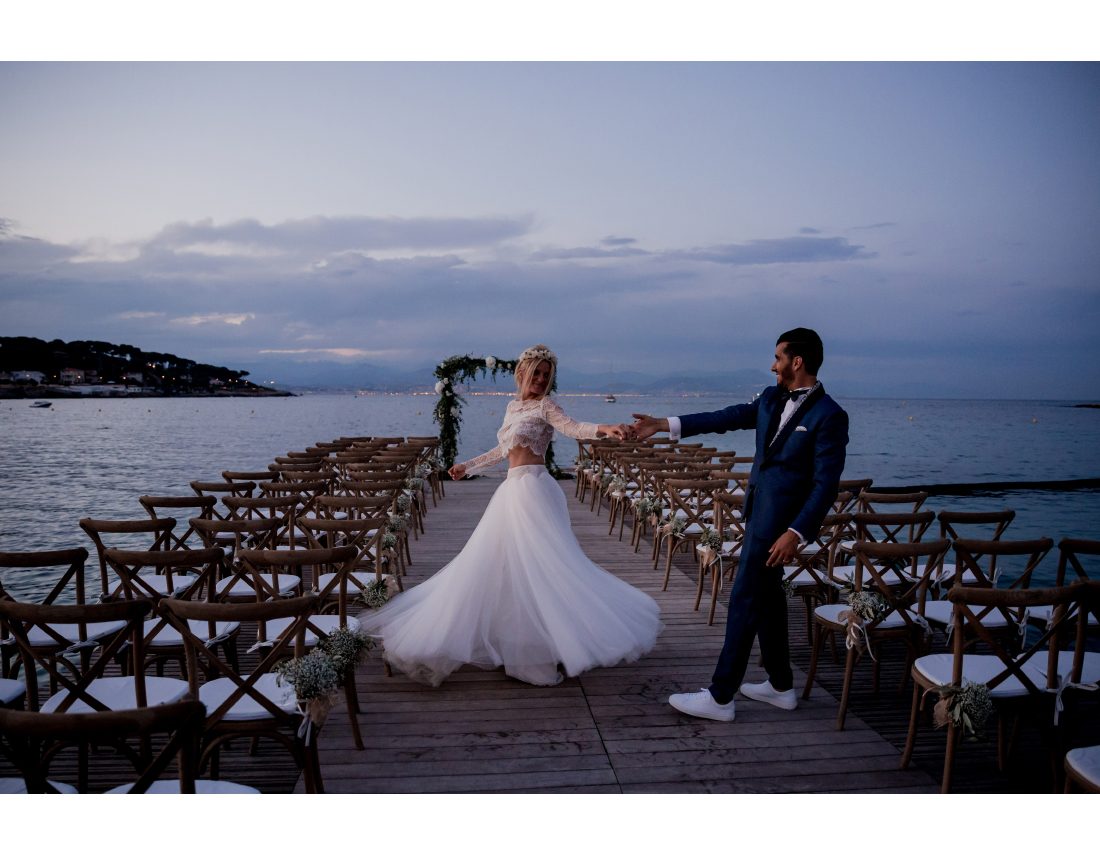 Couple de mariés dansant sur le ponton de la plage Keller à Nice.