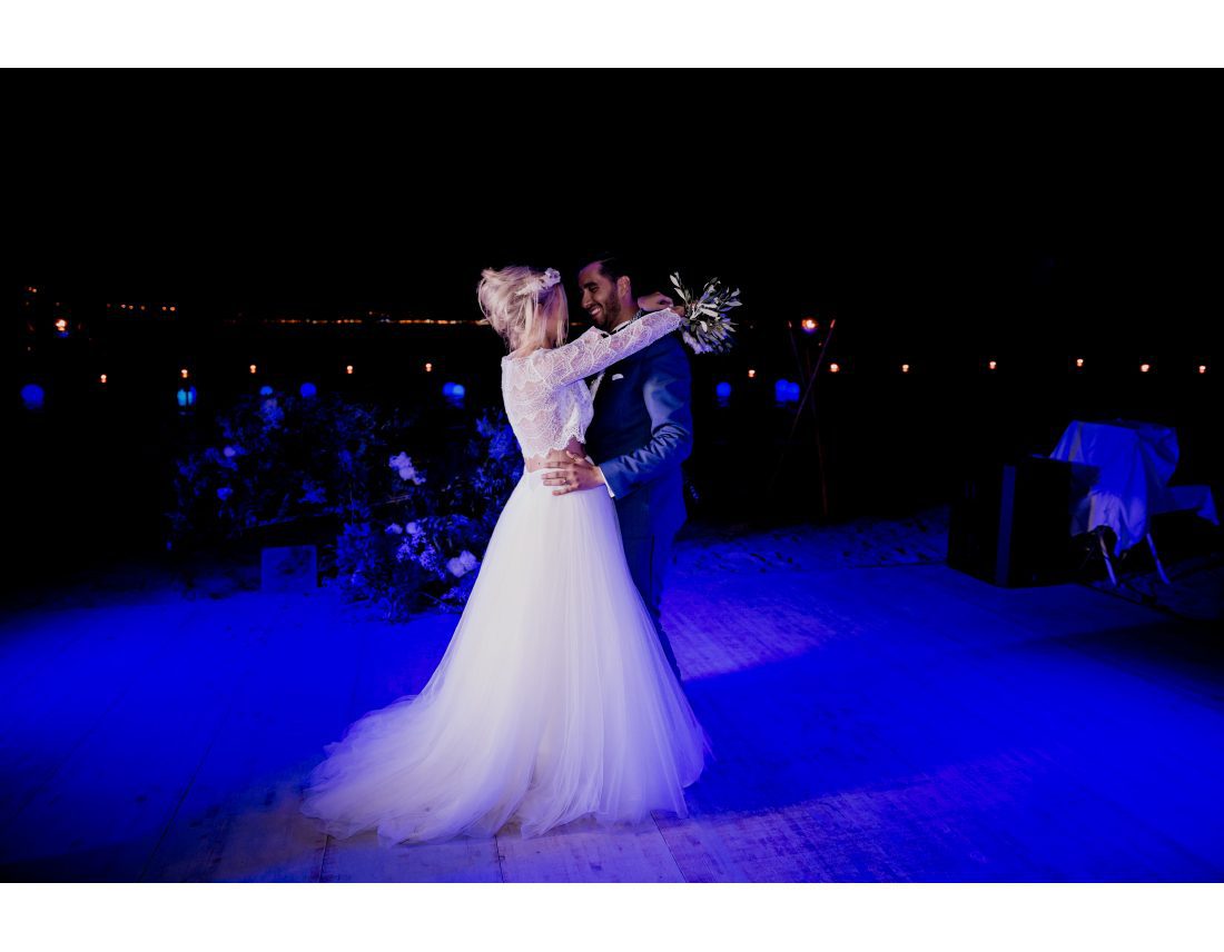 Couple de mariés dansant a la plage Keller à Nice.