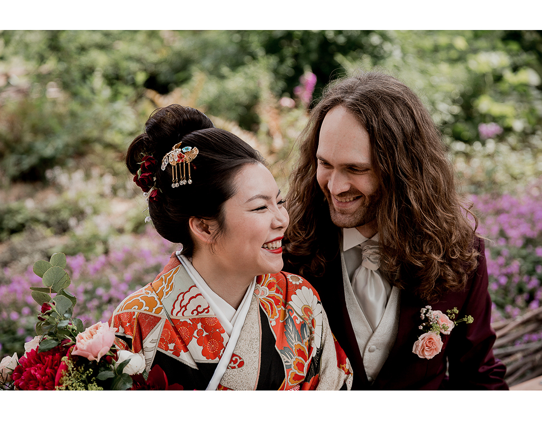 Couple franco-japonais en kimono dans le square à St germain des Prés.