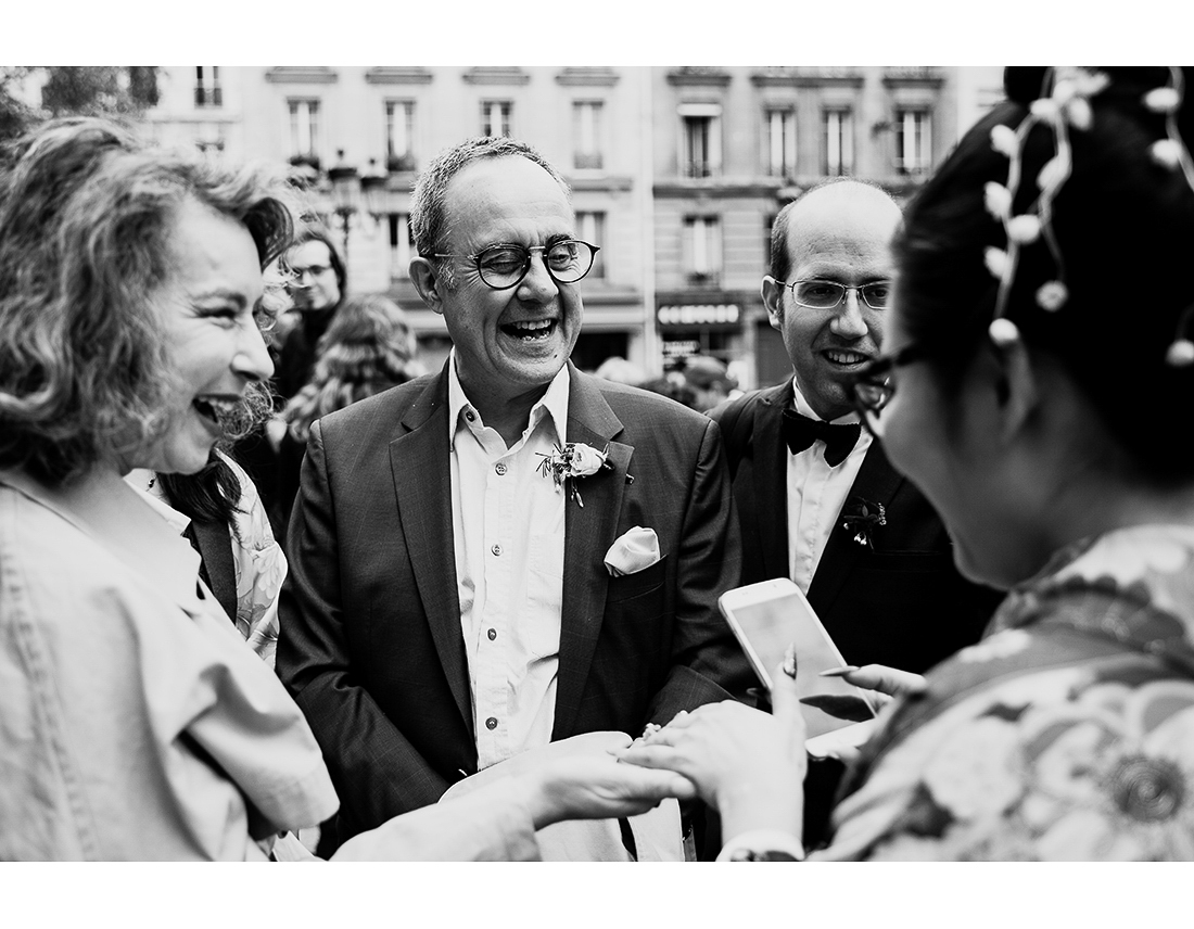 Rire des invités à un mariage a Paris..