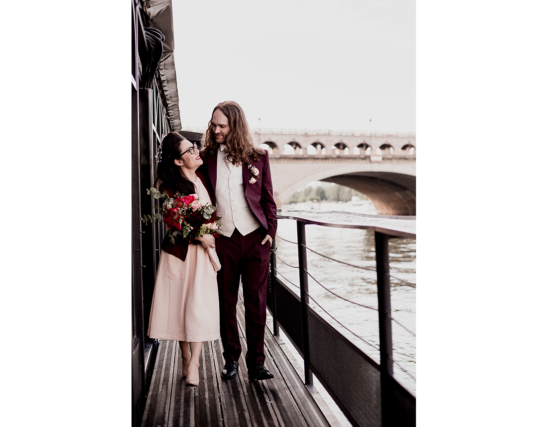 Couple de mariés sur une peniche sur la seine à Paris.